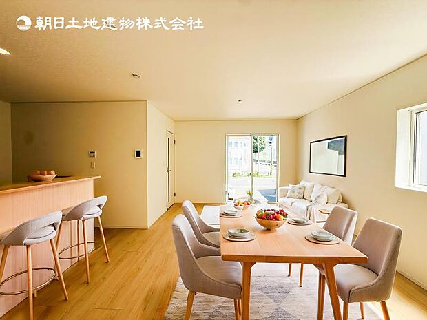 【LDK】大切なご家族が集まるからこそLDKはこだわりたい!休日はおひさまの光をたっぷりと取りこめるリビングでゆったりと過ごしませんか?※家具はCG合成の為付属しません。
