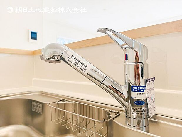 【浄水器一体型水栓】浄水器付きでおいしい水をいつでも手軽に使えます。飲み水やお料理にも安心ですね。