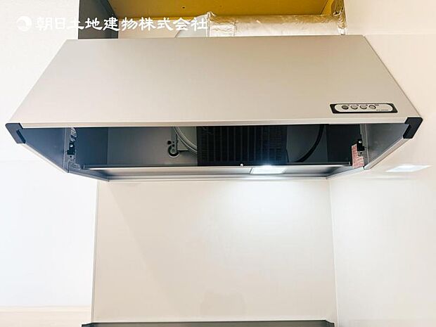 【スリム型レンジフード】稼働時の音が換気扇よりも静か 屋外とダイレクトにつながる換気扇と比べ、音が静かなメリットがあります。