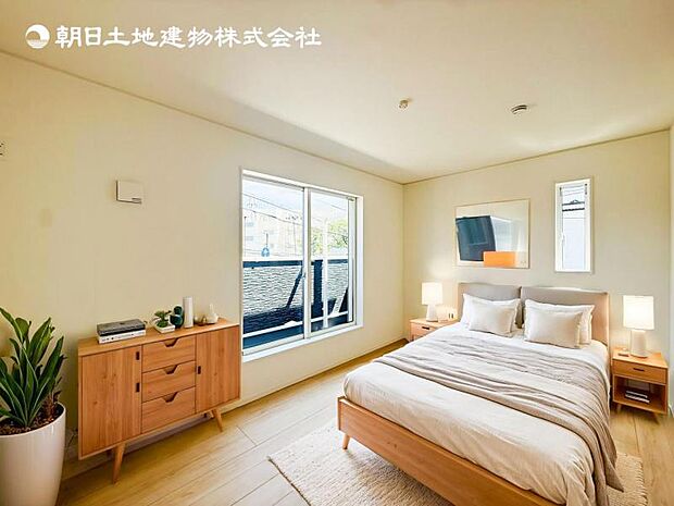 【洋室】木目のフローリングが暖かみのある室内に。明るい寝室で心地のいい朝を迎えられそう。※家具はCG合成の為付属しません。