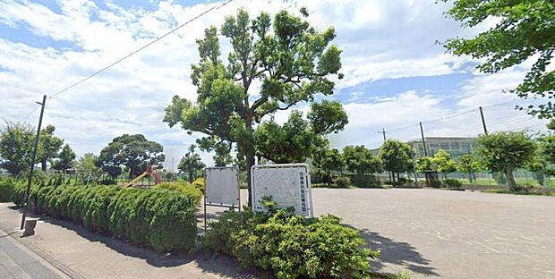 【菅田公園】450m 平成初期につくられた比較的新しい公園です。遊び場にはスプリング遊具・スイング遊具、砂場、ブランコすべり台があります。
