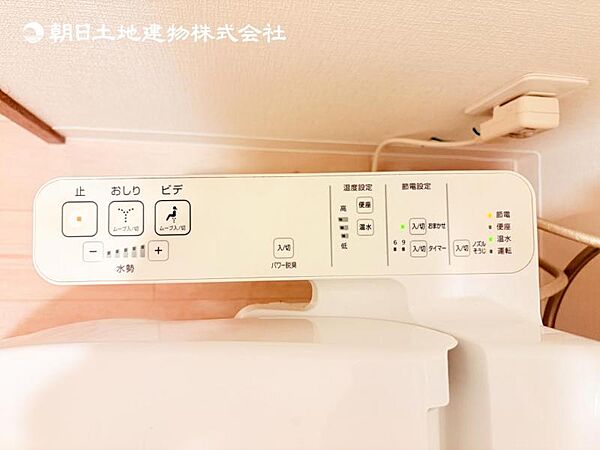 【ウォシュレット付き】洗浄、保温などの機能を備えたウォシュレット。洗浄により毎回のペーパー使用量を減らせ、保温により冬場の便座のひんやりを解消してくれる便利な設備付き