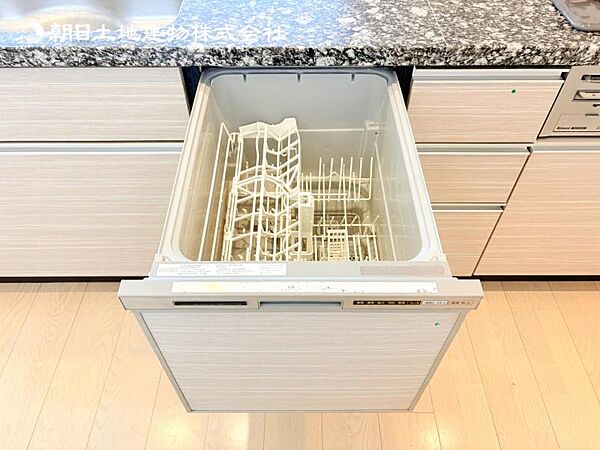 【ビルトイン食洗機】洗浄から乾燥までボタン一つで完結する食洗機付き。大変な洗い物がぐっと短く済みます！