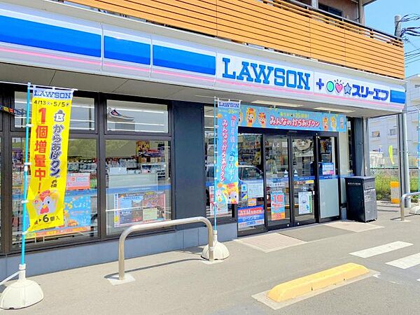 【ローソン・スリーエフ　海老名駅東店】680ｍ　海老名駅から歩いて2分位のところにある、便利な立地のローソンです。もちろん駐車場も完備しています。