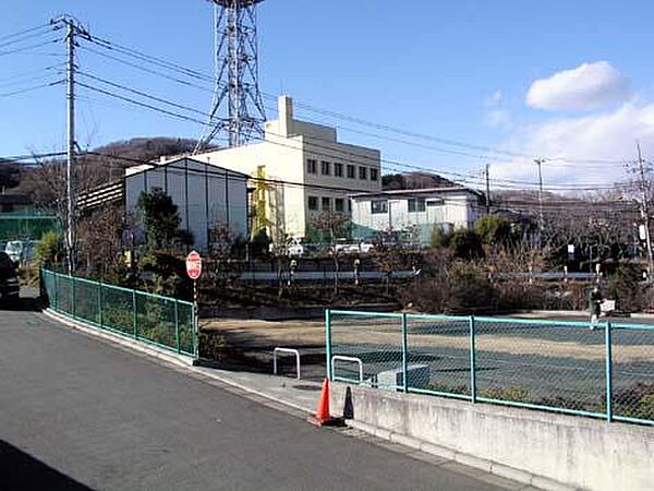 【砂口第一公園】　のんびりと座って癒しの時間が過ごせます。公園の周りにはぐるりとフェンスが囲ってあるので、小さな子どもも外に飛び出しづらく安心です。