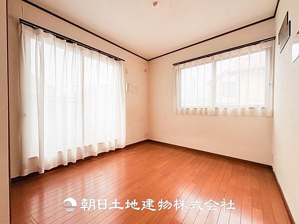 【洋室 (約5.6帖)】