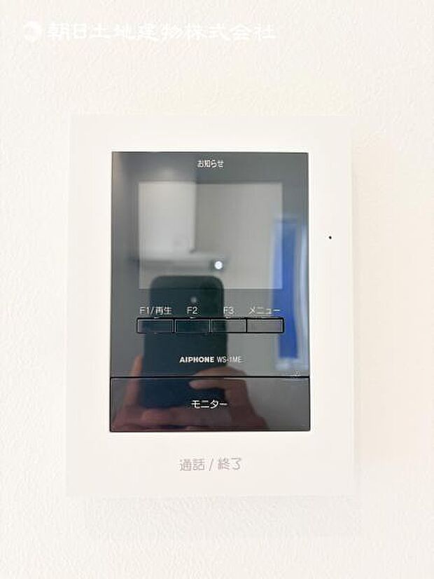 【モニター付きインターフォン】来訪者を映像で確認するシンプルな設備ながらセキュリティ効果はマル。最近は録画機能があるタイプも増え、留守中の訪問者も確認できます！