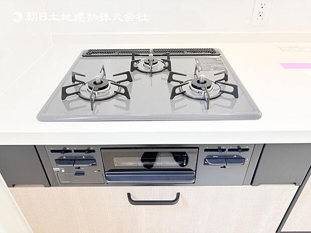 【三ツ口ガスコンロ】煮込み料理をする際にコンロが一つ塞がって他の料理ができなくて時間がかかる！そんな不満を解決してくれる3口コンロは他の調理ができるので捗ります！