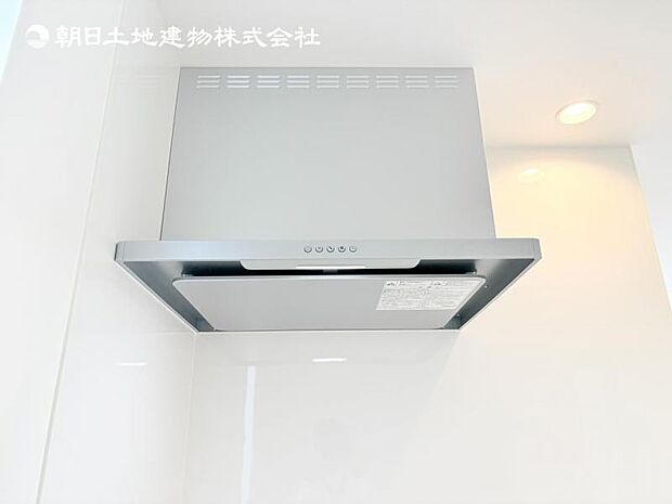 【スリム型レンジフード】稼働時の音が換気扇よりも静か 屋外とダイレクトにつながる換気扇と比べ、音が静かなメリットがあります。