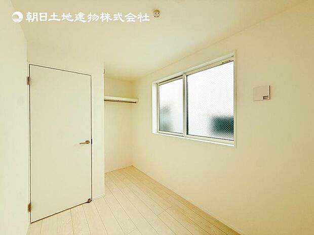 【洋室】木目のフローリングが暖かみのある室内に。明るい寝室で心地のいい朝を迎えられそう。