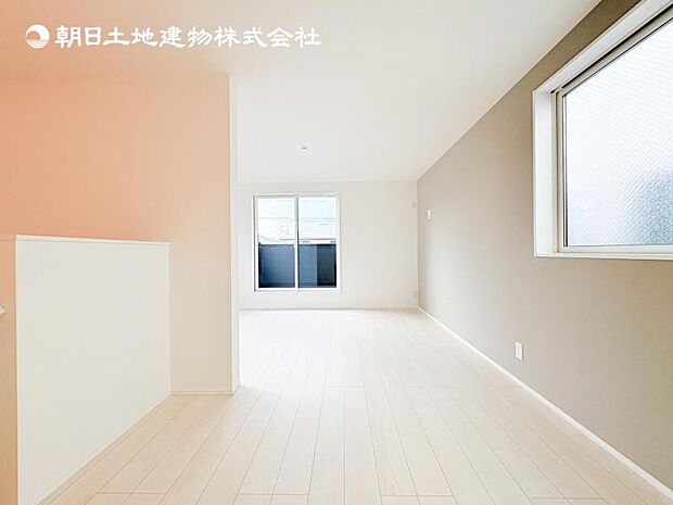 【リビングイン階段】ご家族が集まるリビングに階段を配置することで、開放感が得られるなどさまざまなメリットにつながります。