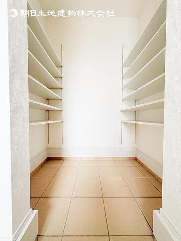 【シューズインクローゼット】靴、アウトドア道具、ゴルフバックなど屋外で使うことの多い物は外のホコリや汚れを極力中に持ち込まなくて済みます♪