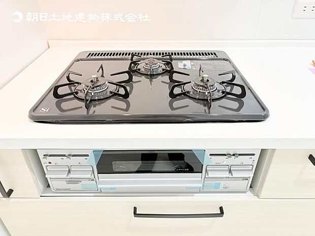 【三ツ口ガスコンロ】煮込み料理をする際にコンロが一つ塞がって他の料理ができなくて時間がかかる!そんな不満を解決してくれる3口コンロは他の調理ができるので捗ります!