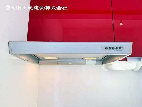 【スリム型レンジフード】稼働時の音が換気扇よりも静か 屋外とダイレクトにつながる換気扇と比べ、音が静かなメリットがあります。