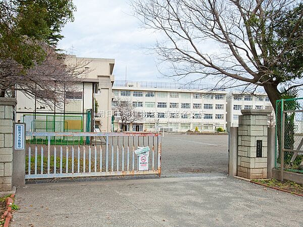 【海老名市立有馬中学校】2460ｍ　海老名市でも市街地からは少し離れた場所にあるので、生徒たちも静かな環境で勉強出来ています。