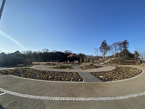 【本郷ふれあい公園】2590ｍ　無料の駐車場があり10台以上はおけます。遊具は6歳まで遊べるので、小さなお子さんが居る方には良い公園です。綺麗なトイレもあります。
