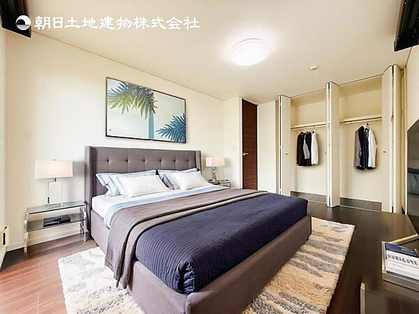 【洋室】木目のフローリングが暖かみのある室内に。明るい寝室で心地のいい朝を迎えられそう。※家具はＣＧ合成の為付属しません。