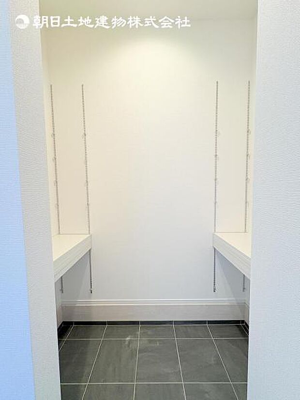 【シューズインクローゼット】靴、アウトドア道具、ゴルフバックなど屋外で使うことの多い物は外のホコリや汚れを極力中に持ち込まなくて済みます！