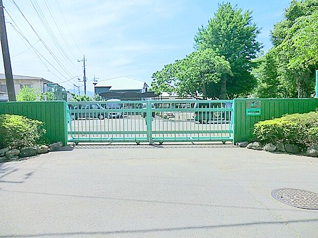 【鈴鹿幼稚園】510ｍ　自然が溢れている雰囲気の幼稚園です。送迎バスもあります。