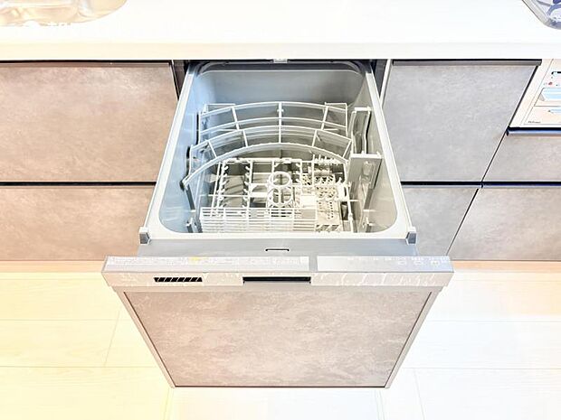 【ビルトイン食洗機】洗浄から乾燥までボタン一つで完結する食洗機付き。大変な洗い物がぐっと短く済みます!