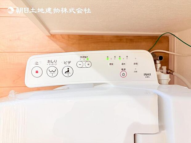 【ウォシュレット付き】洗浄、保温などの機能を備えたウォシュレット。洗浄により毎回のペーパー使用量を減らせ、保温により冬場の便座のひんやりを解消してくれる便利な設備付き