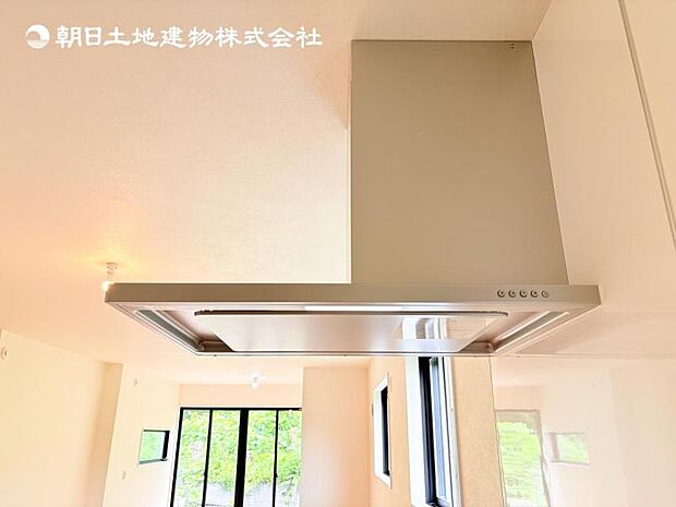 【スリム型レンジフード】稼働時の音が換気扇よりも静か 屋外とダイレクトにつながる換気扇と比べ、音が静かなメリットがあります。