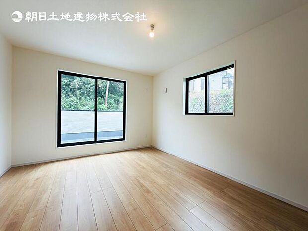 【洋室】木目のフローリングが暖かみのある室内に。明るい寝室で心地のいい朝を迎えられそう。