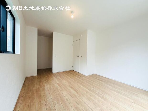 【洋室】木目のフローリングが暖かみのある室内に。明るい寝室で心地のいい朝を迎えられそう。