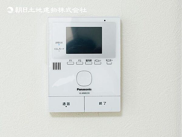 【モニター付きインターフォン】来訪者を映像で確認するシンプルな設備ながらセキュリティ効果はマル。最近は録画機能があるタイプも増え、留守中の訪問者も確認できます！