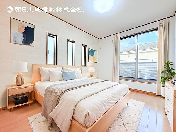 【洋室】木目のフローリングが暖かみのある室内に。明るい寝室で心地のいい朝を迎えられそう。※家具はＣＧ合成の為付属しません。