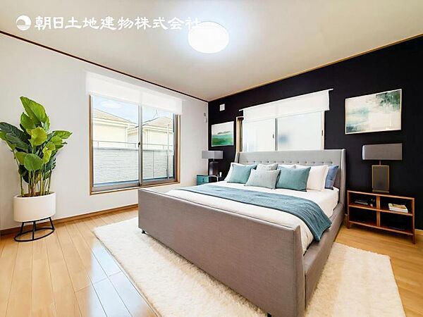 【洋室】木目のフローリングが暖かみのある室内に。明るい寝室で心地のいい朝を迎えられそう。※家具はＣＧ合成の為付属しません。