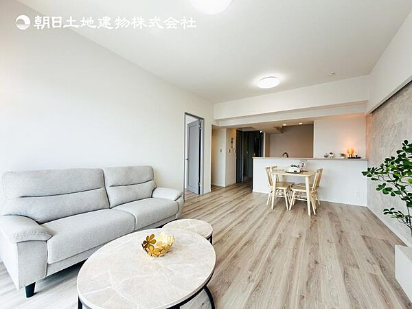 【LDK】※家具付き販売となりますが、ボールランプ、小物類は別売りです。