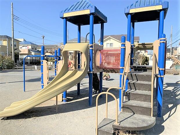 【みずき公園】4120m ベンチやブランコ、鉄棒、小さい子供用の遊具などがあって親子連れも多いですよ。