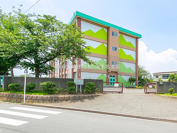 【寒川町立小谷小学校】940ｍ　寒川町でも一番北側に位置しています。 建物は4階建てで丘陵の中腹にある為、4階の教室からは寒川町が一望できます。
