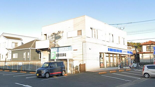 【ローソン　寒川宮山店】880ｍ　駐車スペースが広いです。店員さんの対応も良く品揃えも良いです。
