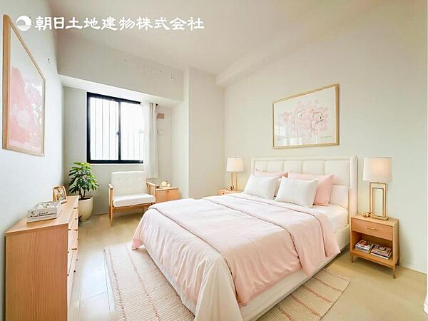 【洋室】木目のフローリングが暖かみのある室内に。明るい寝室で心地のいい朝を迎えられそう。※家具はＣＧ合成の為付属しません。