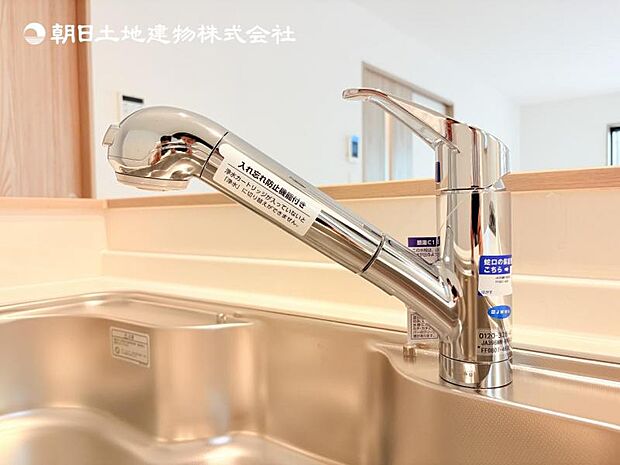 【浄水器一体型水栓】浄水器付きでいつでもおいしい水をいつでも手軽に使えます。飲み水やお料理にも安心ですね