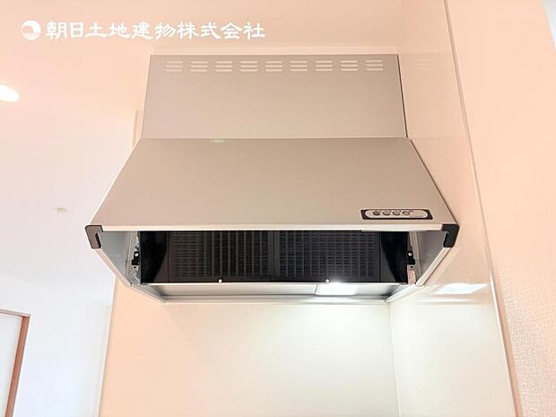 【スリム型レンジフード】稼働時の音が換気扇よりも静か 屋外とダイレクトにつながる換気扇と比べ、音が静かなメリットがあります。