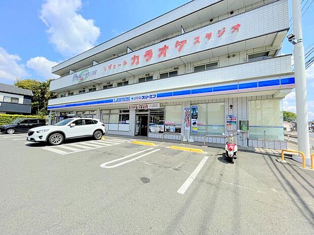 【ローソンLTF 海老名杉久保店】930m コンビニと文教堂が一体化しています。店内はすごく綺麗でトイレも新しく、すごく清潔感のあるコンビニです。