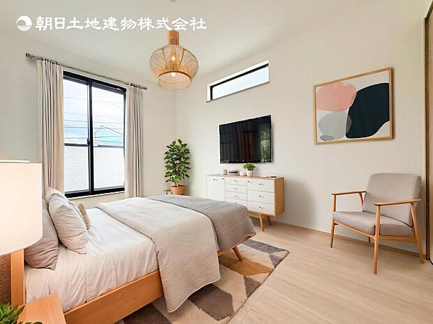 【洋室】木目のフローリングが暖かみのある室内に。明るい寝室で心地のいい朝を迎えられそう。※家具はCG合成の為付属しません。