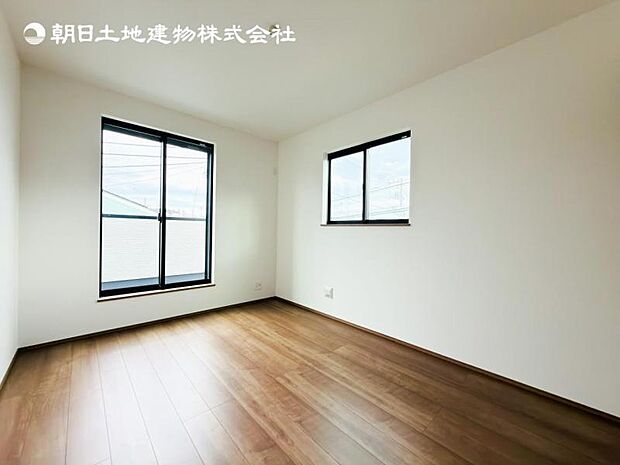 【洋室】木目のフローリングが暖かみのある室内に。明るい寝室で心地のいい朝を迎えられそう。