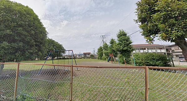 【すみれ公園】190ｍ　すべり台、鉄棒、ブランコなどの遊具があります。