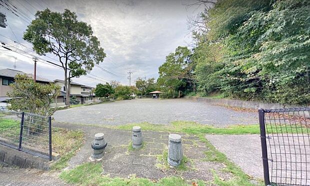 【林中公園】 350m サクラやシラカシなどの大きな樹木で囲まれ、自然を体で感じることができます。