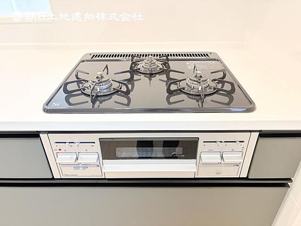 【三ツ口ガスコンロ】煮込み料理をする際にコンロが一つ塞がって他の料理ができなくて時間がかかる!そんな不満を解決してくれる3口コンロは他の調理ができるので捗ります!