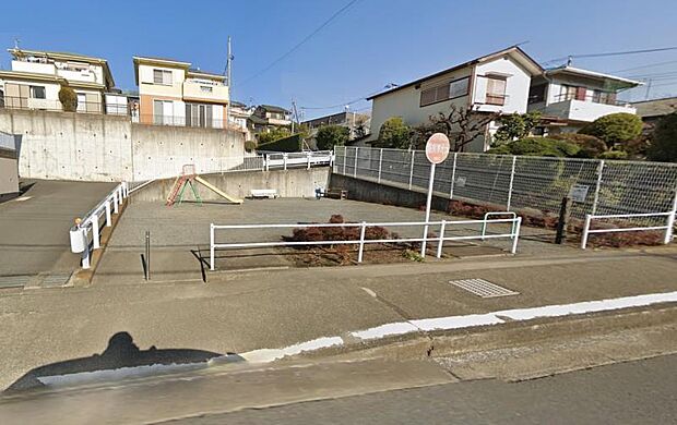 【天神下公園】600m 駐車場が広いので、運転の苦手な方でも安心して停められます。広い場所なのでウォーキングやサッカーなどできます。近くに川が流れています。