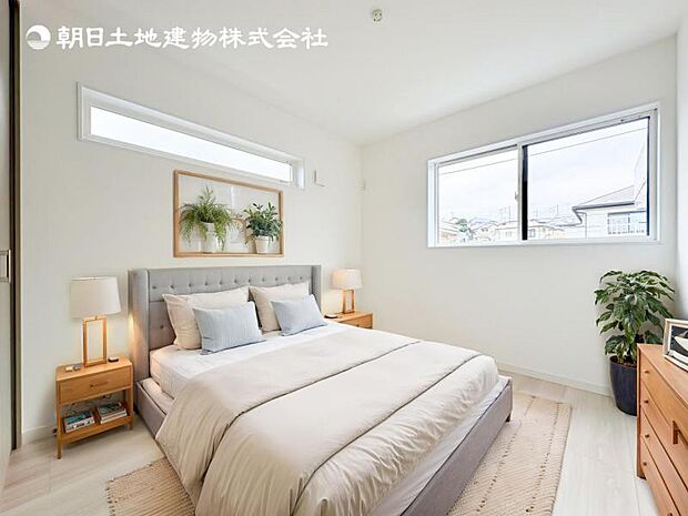 【洋室】木目のフローリングが暖かみのある室内に。明るい寝室で心地のいい朝を迎えられそう。※家具はCG合成の為付属しません。
