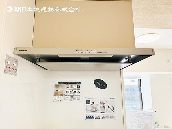 【スリム型レンジフード】稼働時の音が換気扇よりも静か 屋外とダイレクトにつながる換気扇と比べ、音が静かなメリットがあります。