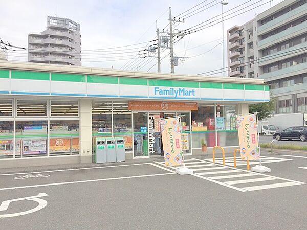 【ファミリーマート　厚木恩名店】310ｍ　店の外も、お店の中もしっかりと清掃がされており、とても清潔感がありました。店員さんの接客がとてもいいです。