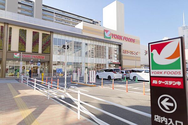 【ヨークフーズ　厚木店】620ｍ　新しい店舗のため店内は明るく綺麗です。好感度が高いのは店員さんが明るくハキハキとしていて気持ちがいいです。