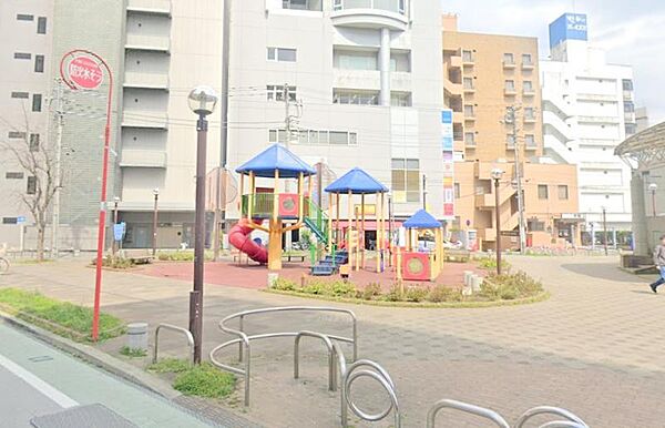 【厚木公園】980ｍ　遊具がきれいで小さい子でも遊びやすいです。グランドも広いです。